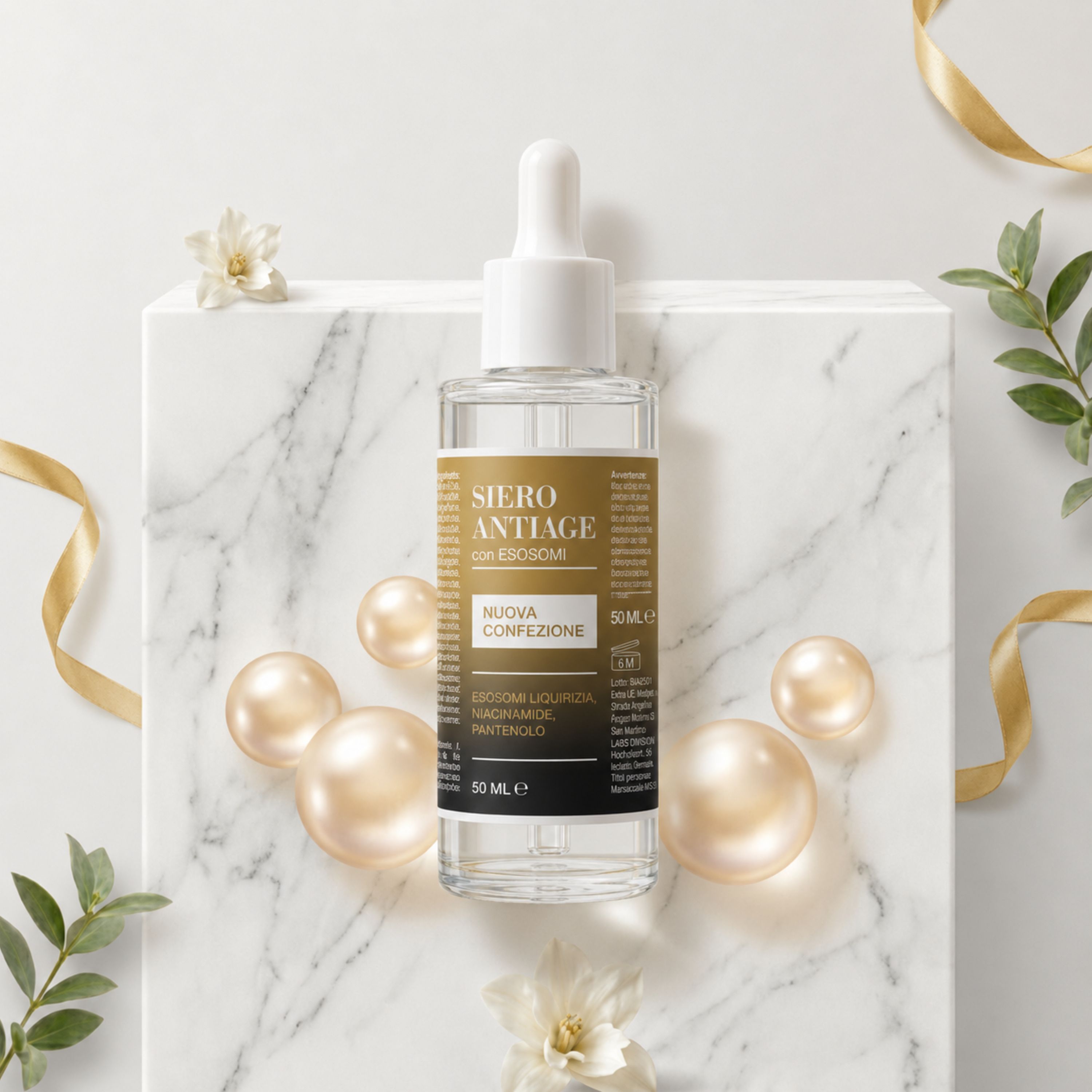 Flacone siero con contagocce. Scritta: Siero Antiage con Esosomi. Su base marmorea con perle e fiori.