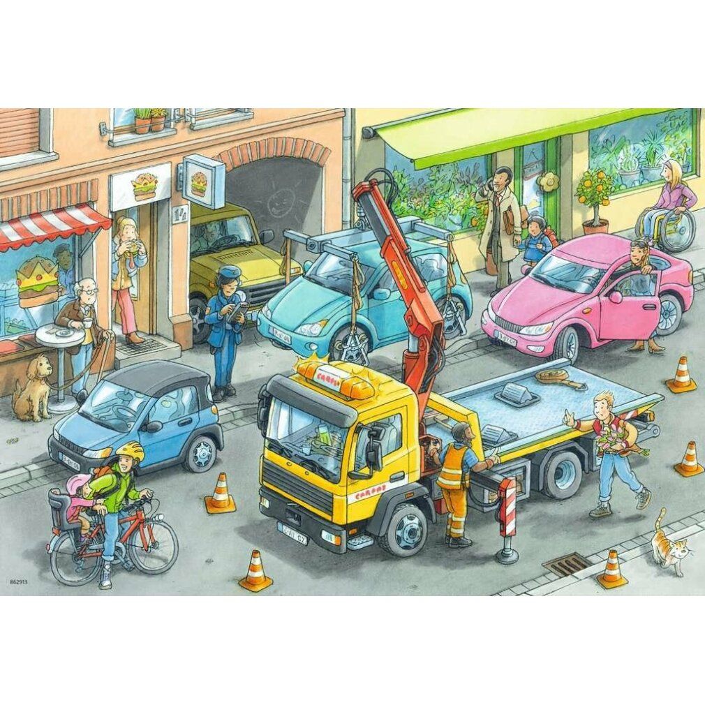 Illustrazione di un carro attrezzi che traina un'auto. Scena in una città con persone e auto. Coni arancioni.