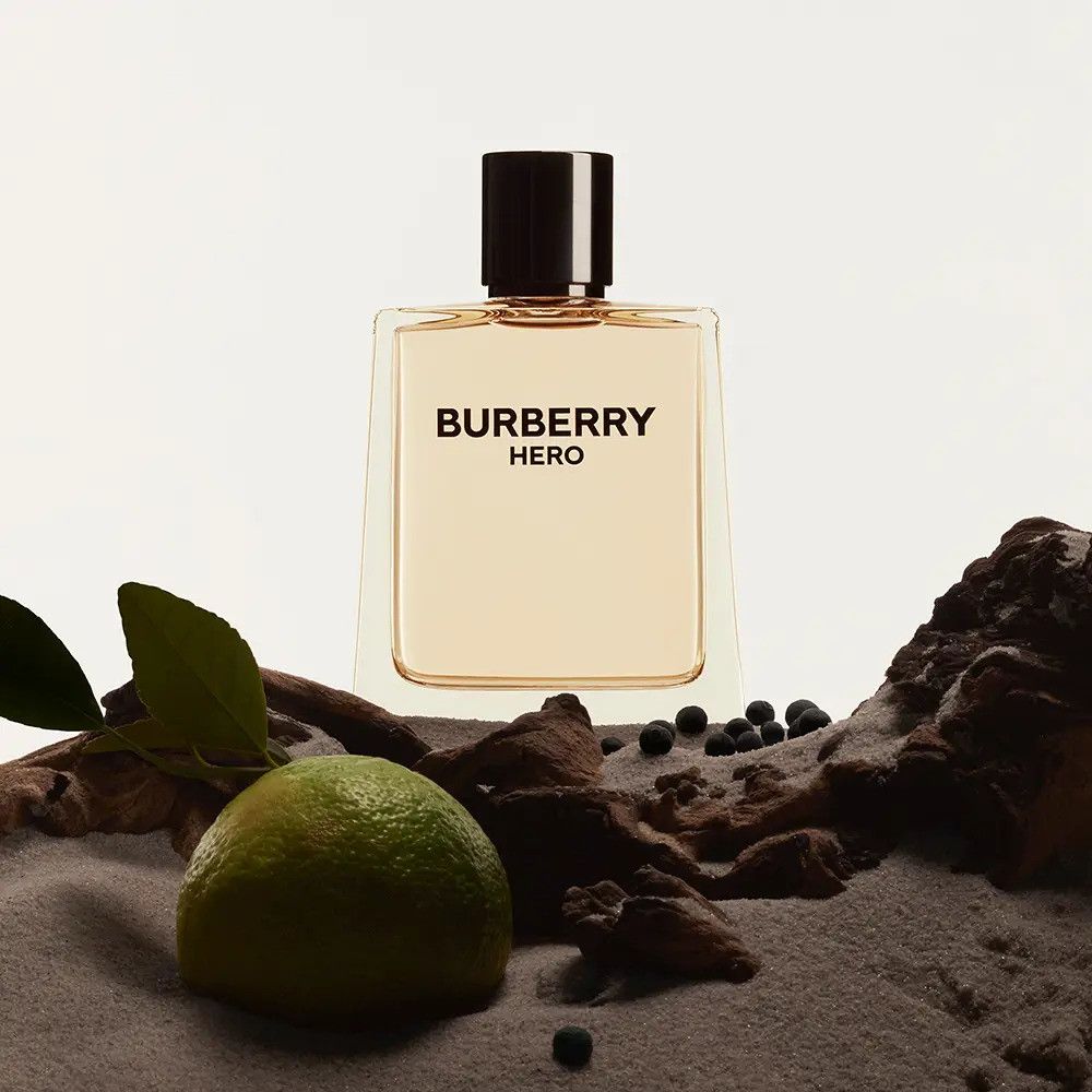 Burberry Hero Eau de Toilette. Flacone rettangolare con tappo nero. Scritta: Burberry Hero. Con lime e legno.