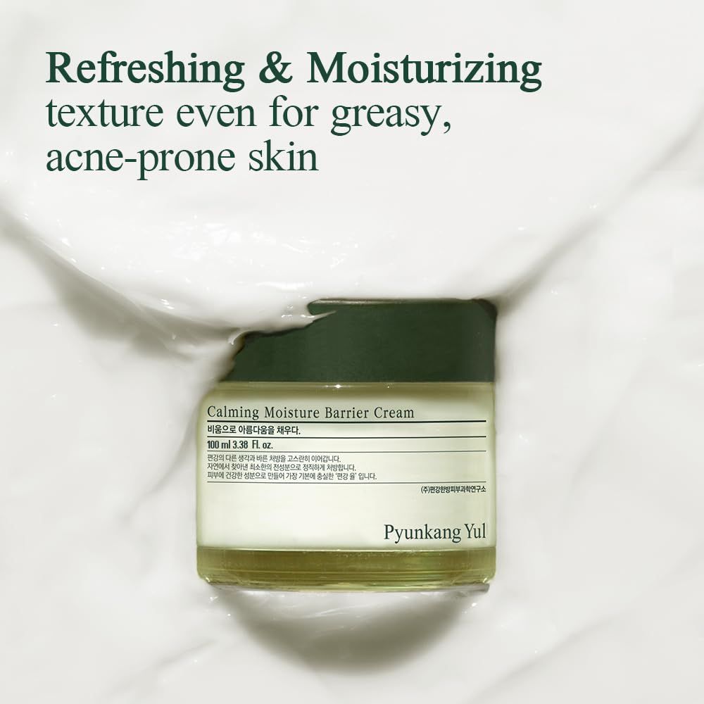 Vasetto di crema nella crema. Testo: Calming Moisture Barrier Cream, 100 ml, Pyunkang Yul. Scritta: Refreshing & Moisturizing texture even for greasy, acne-prone skin.