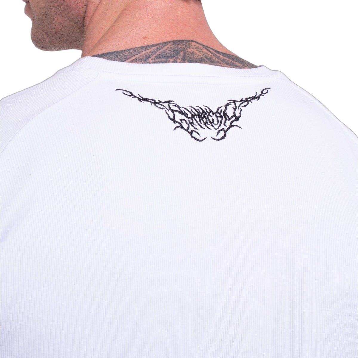 GymBeam T-shirt uomo Tribal bianca slim fit a coste con manica corta