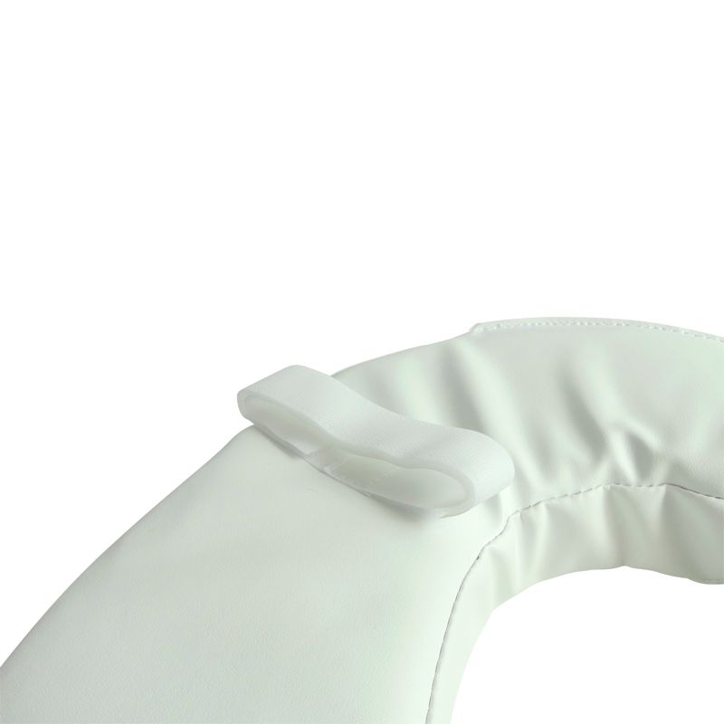 Primo piano di un copriwater bianco. Mostra una cinghia di fissaggio.