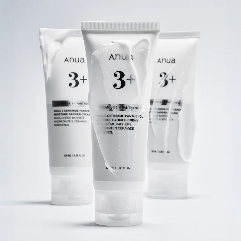 Tre tubi di crema idratante Anua 3+ Ceramidi Pantenolo. Un tubo davanti, due dietro.