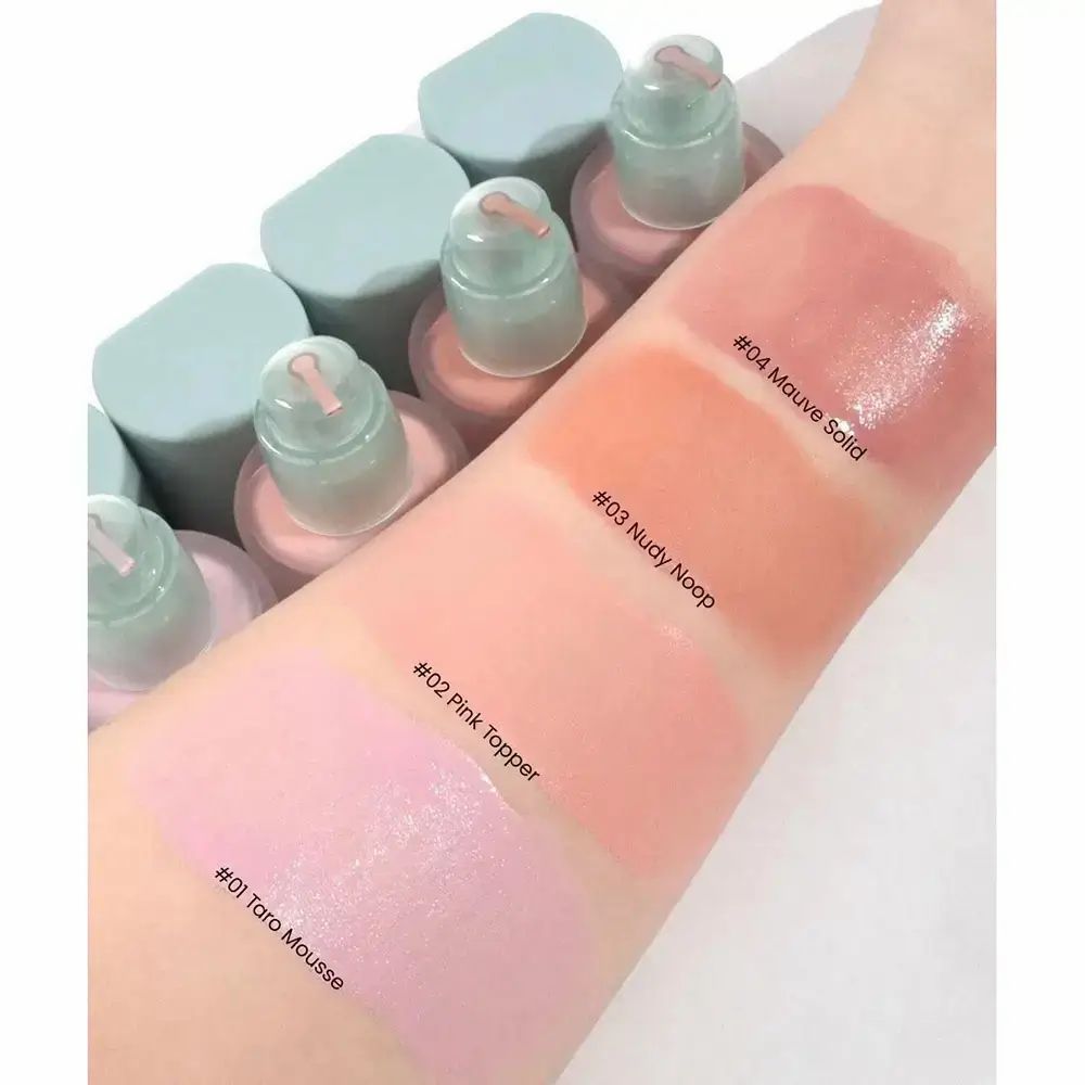 Braccio con quattro tonalità: #01 Taro Mousse, #02 Pink Topper, #03 Nudy Noop, #04 Mauve Solid. Contenitori del prodotto sullo sfondo.
