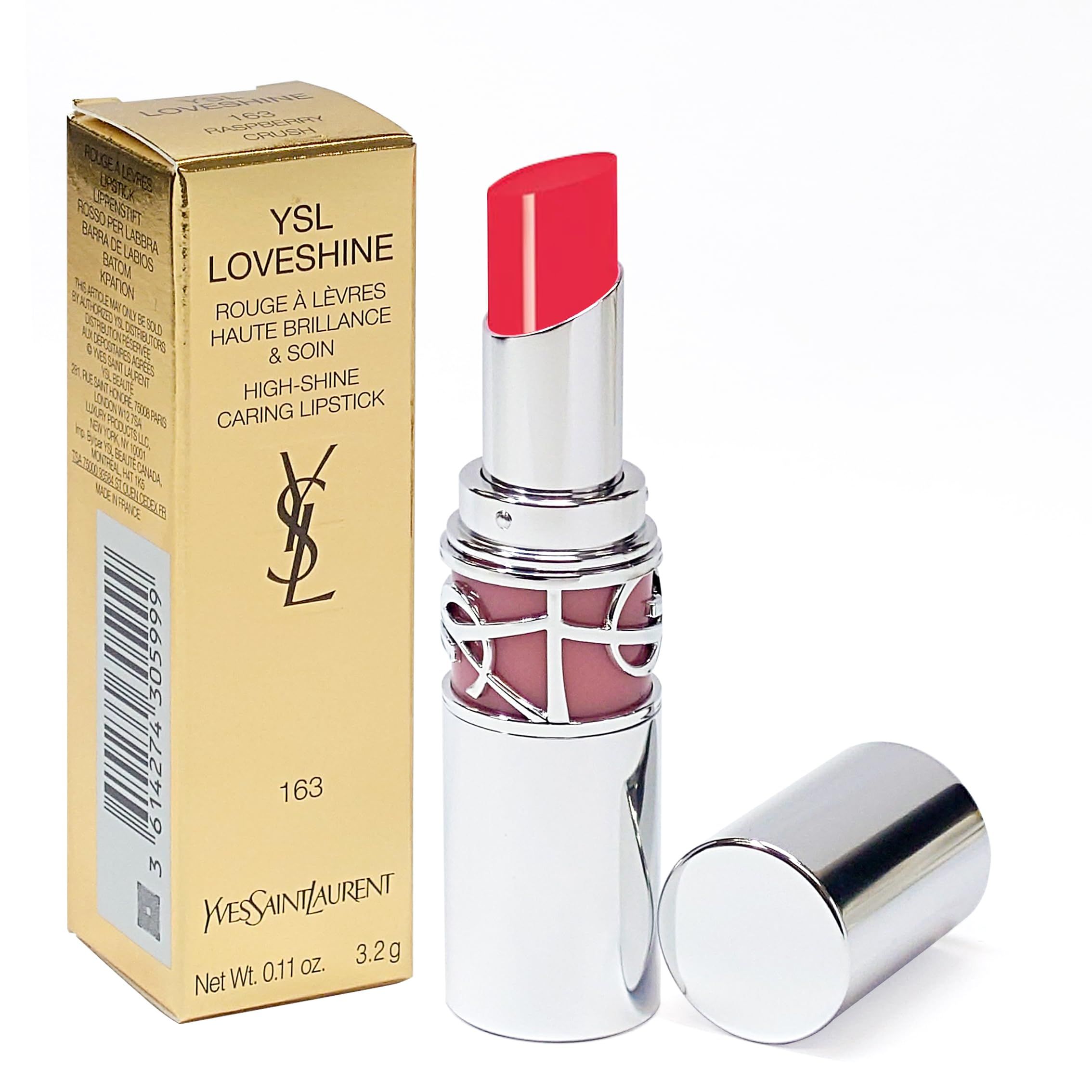 Rossetto rosso in astuccio argento, confezione dorata con testo. Nome del prodotto e marchio visibili.