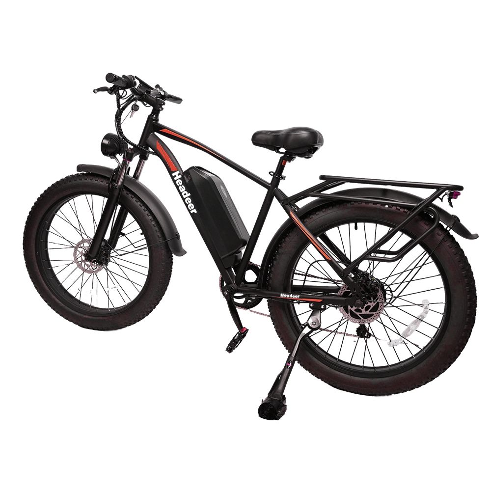 E-bike nera, vista laterale. Logo Headeer, pneumatici larghi, portapacchi, parafanghi e cavalletto.
