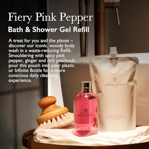 Ricarica Molton Brown Fiery Pink Pepper per bagnoschiuma e docciaschiuma accanto a una bottiglia di vetro.