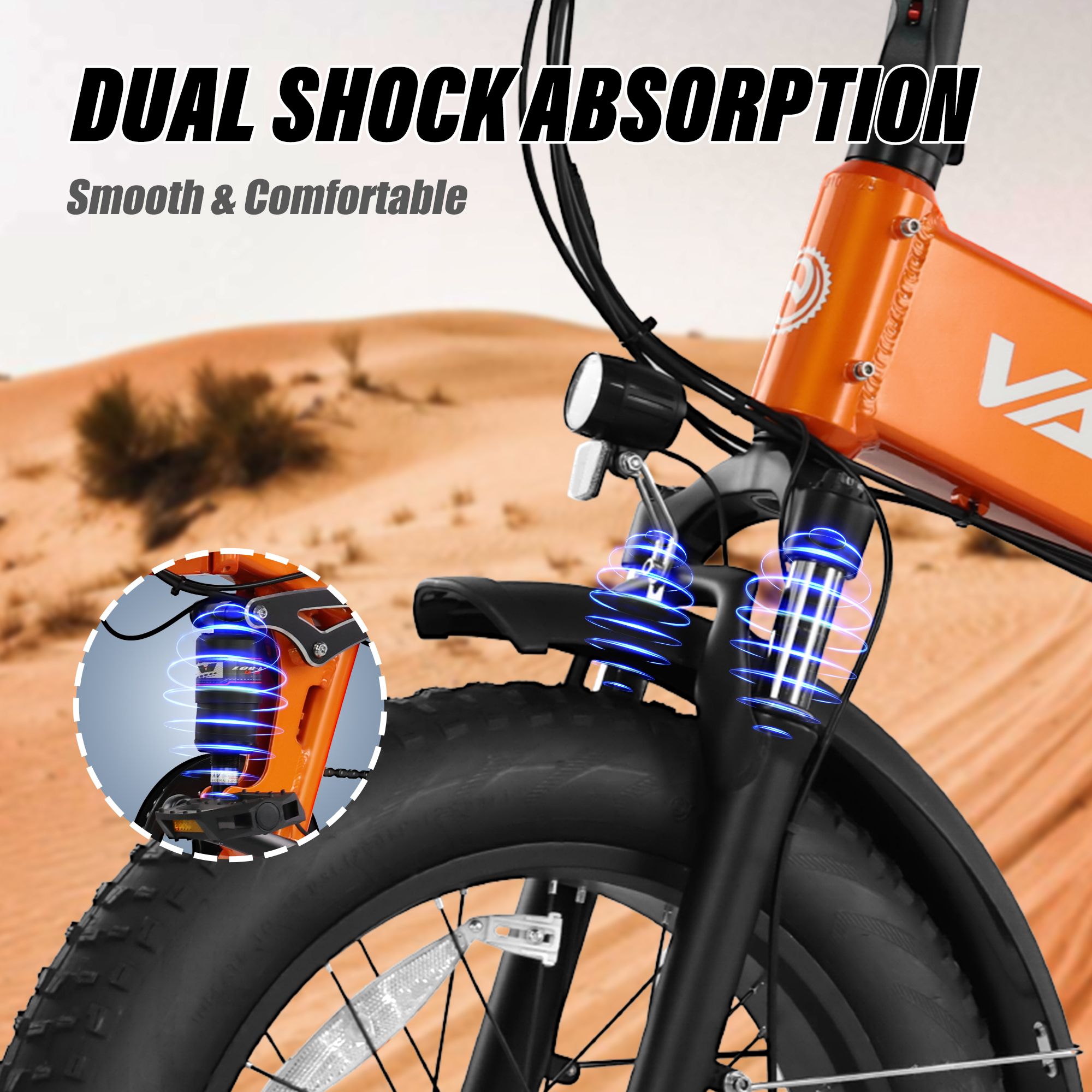 Bicicletta elettrica arancione VARUN S20-2 con doppia sospensione. Pneumatici neri, faro anteriore. Sfondo: paesaggio desertico.