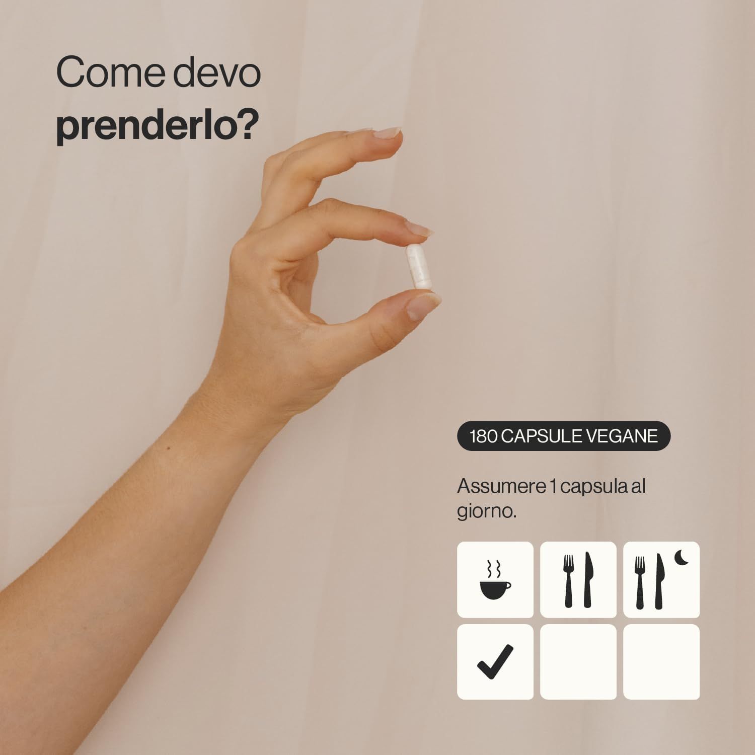 Mano che tiene una capsula. Testo: 180 capsule, vegane. Raccomandazioni di assunzione con simboli dei pasti.