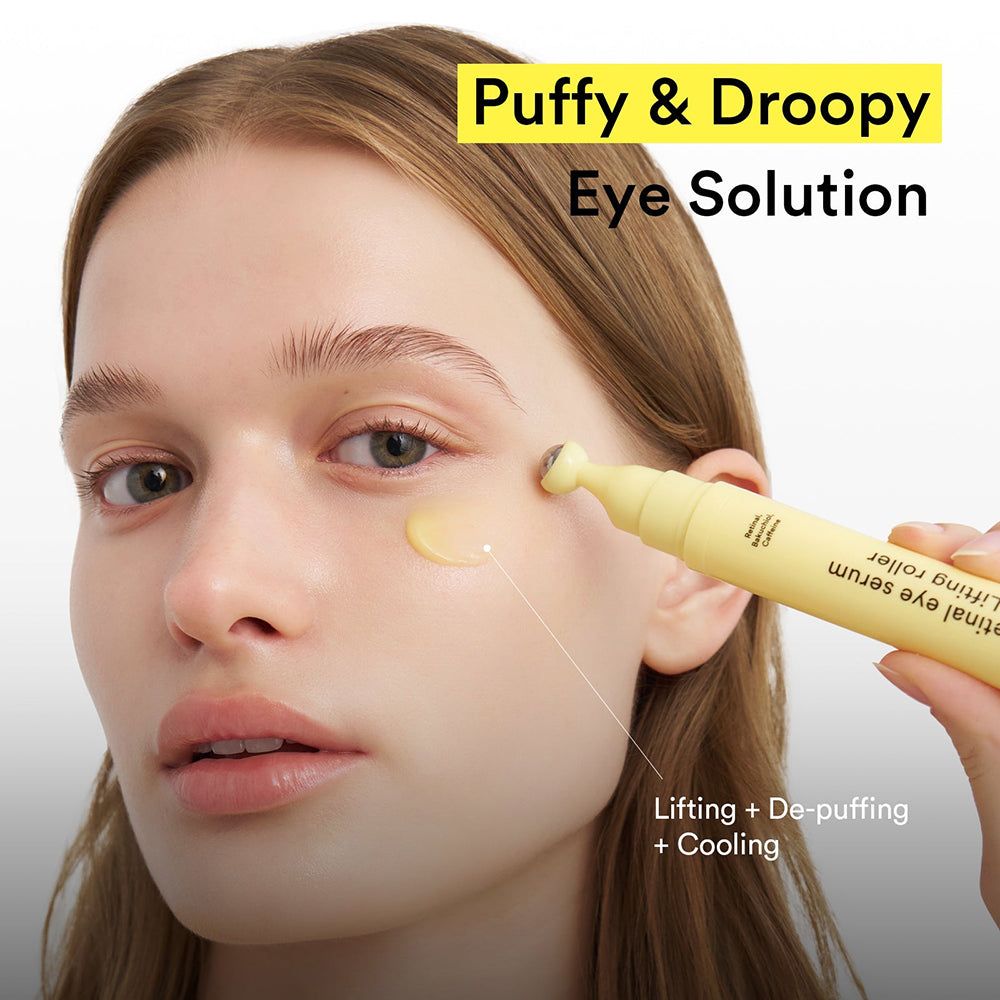 Donna con ABIB Retinal Eye Serum Lifting Roller sull'occhio. Siero giallo con applicatore roller rinfrescante.