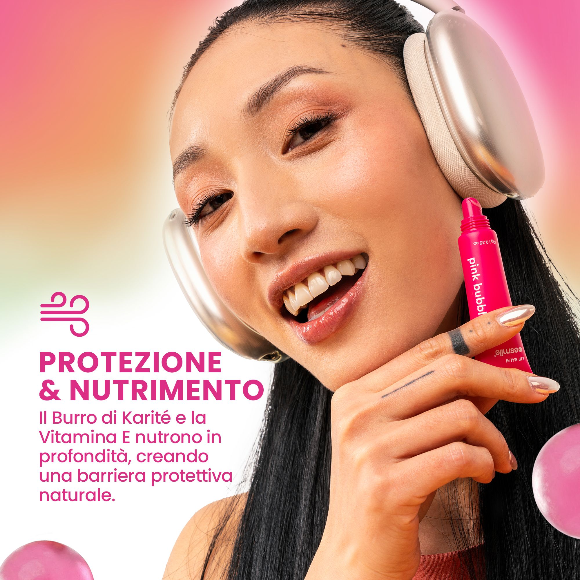 Donna con cuffie tiene in mano un tubetto di balsamo labbra rosa. Testo: « Protezione & Nutrimento » (protezione e nutrimento).