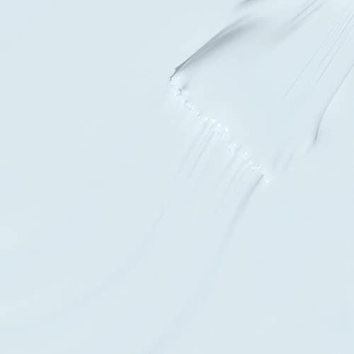 Primo piano di smalto azzurro. Tracce di pennello visibili. Superficie liscia e lucida.