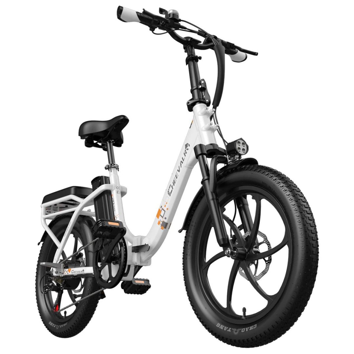 Bicicletta elettrica bianca con pneumatici e dettagli neri. Portapacchi, faro e sella. Marchio Cheevalry.