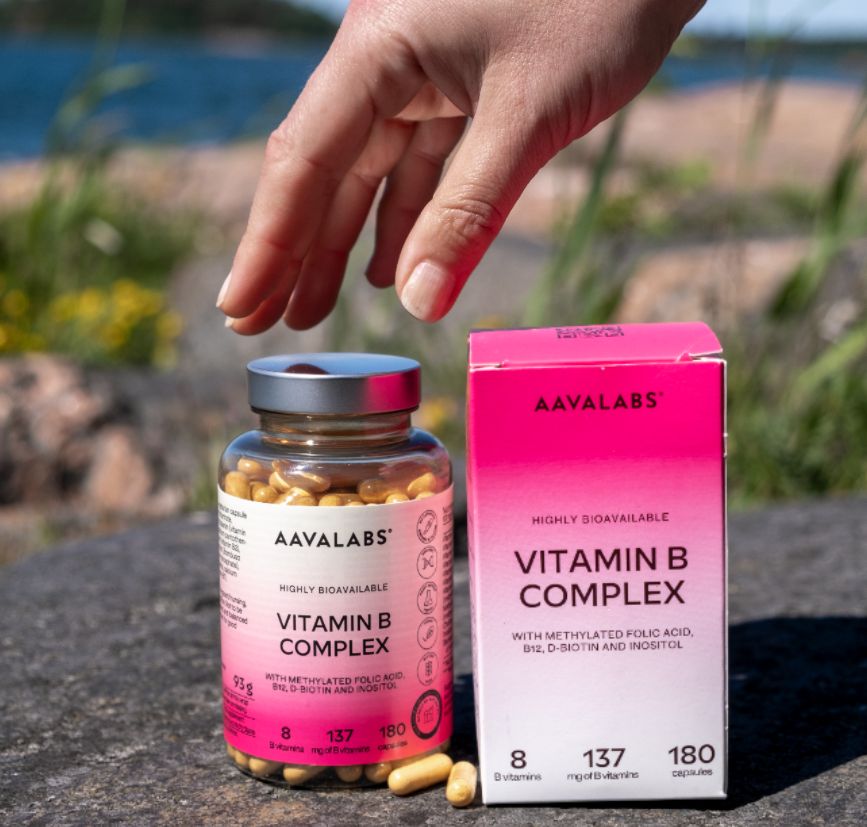 Flacone e scatola Aavalabs Vitamin B Komplex all'aperto.