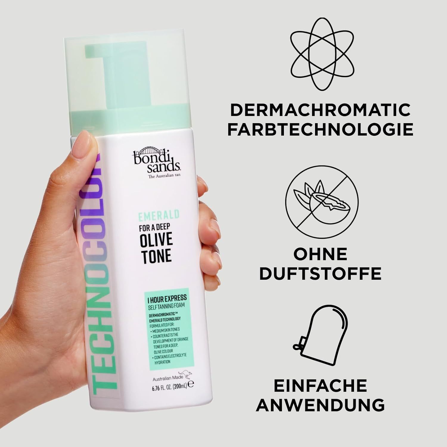 Schiuma autoabbronzante Bondi Sands. Flacone verde e bianco. Testo: Emerald per un tono oliva intenso. Senza profumo. Facile applicazione.