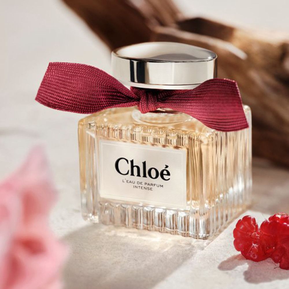 Flacone quadrato, tappo argento, fiocco rosso. Scritta: Chloé L'Eau Parfum Intense.
