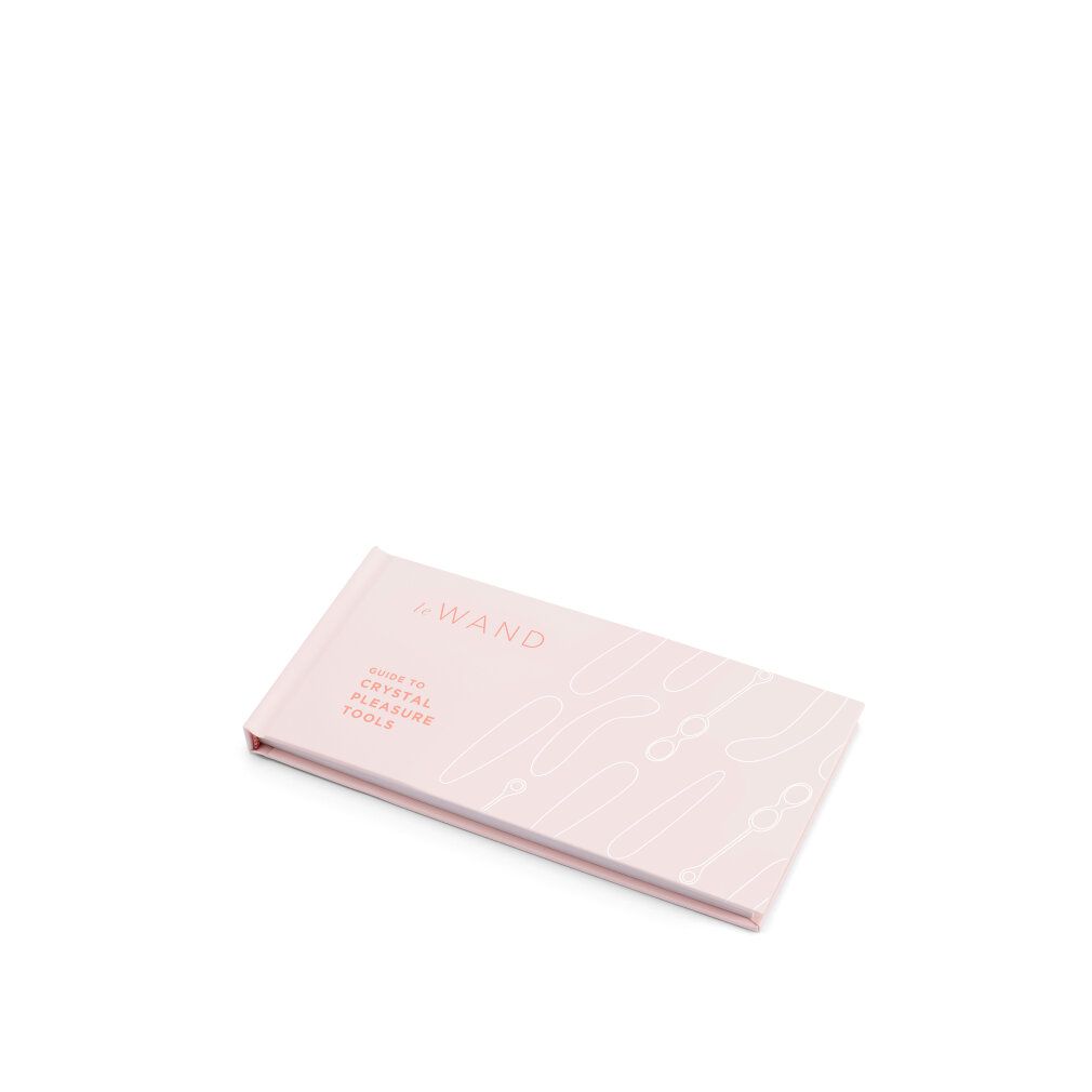 Opuscolo rosa con nome del prodotto e logo. Copertina rosa con testo. Opuscolo chiuso.