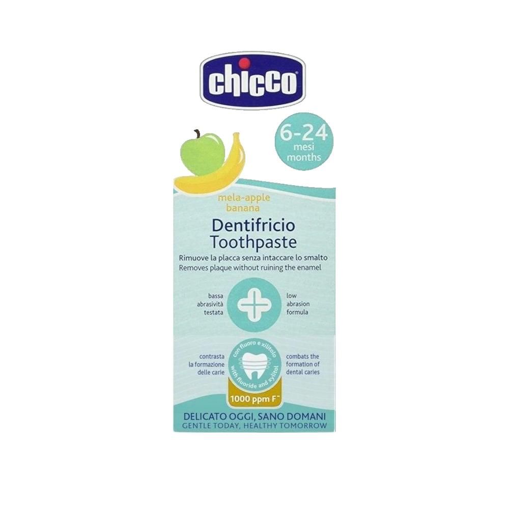 Confezione di dentifricio CHICCO. Scritta: 6-24 mesi, Dentifricio Toothpaste. Motivo mela-banana. Bianco, azzurro e verde.