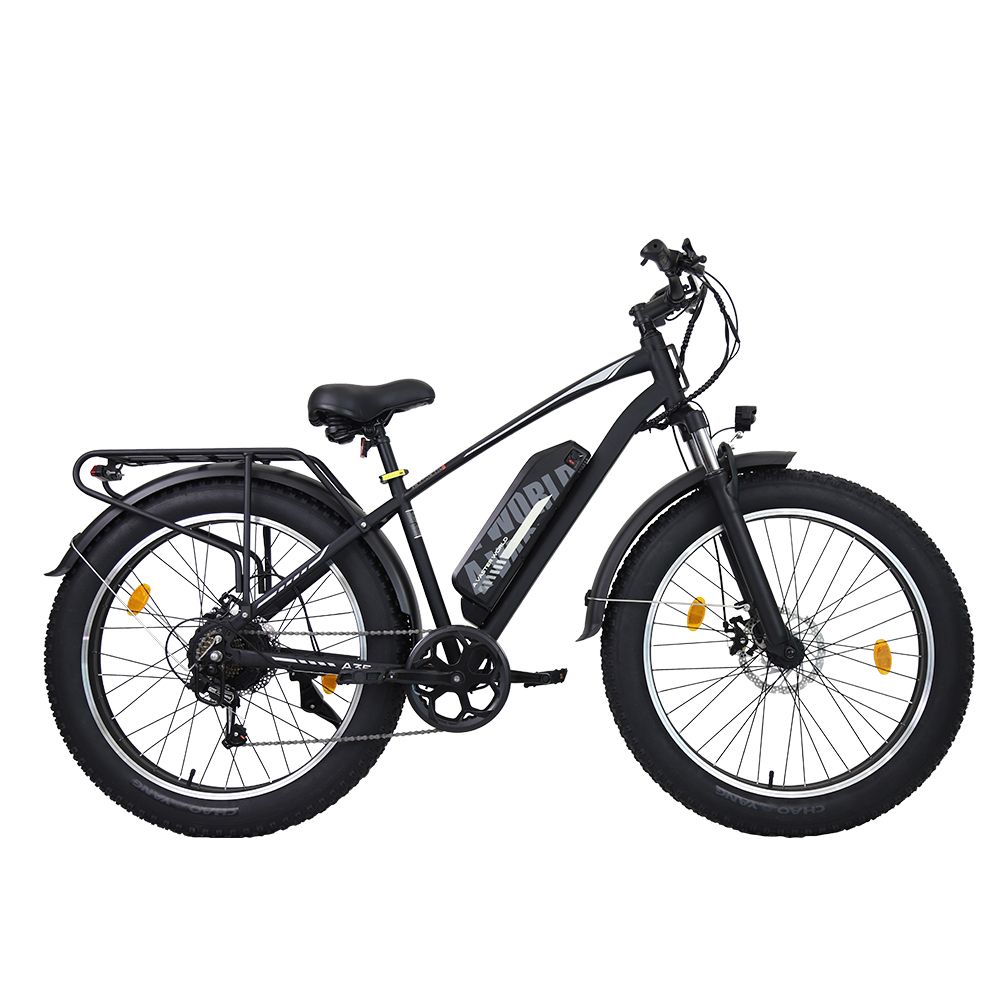 E-bike nera con pneumatici larghi. Portapacchi, parafanghi, freni a disco, faro anteriore e batteria visibili.