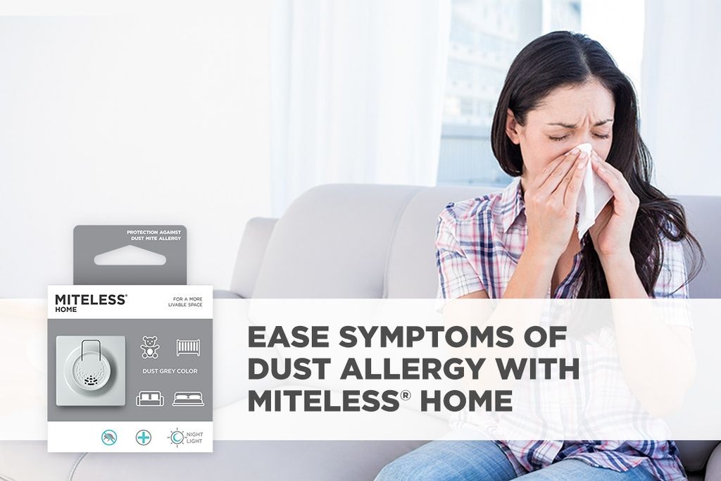 Donna con fazzoletto. Confezione del prodotto anti-acaro nell'immagine.