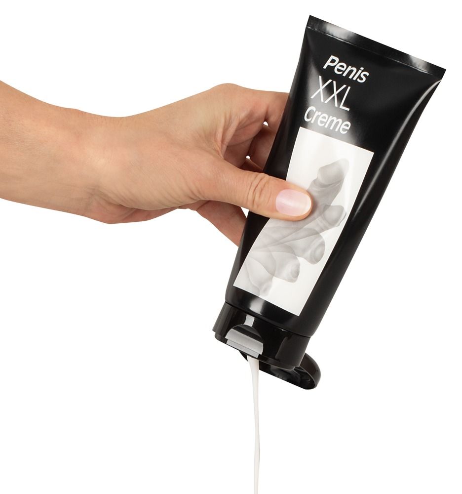 Mano che preme la crema da un tubo nero. Scritta: Penis XXL Creme. Etichetta bianca con illustrazione di pene.