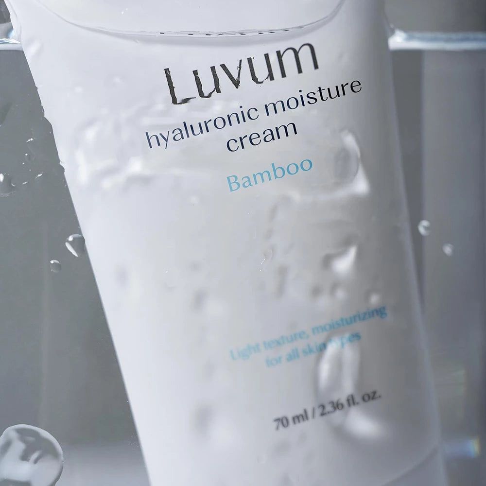 Tubo bianco con scritta LUVUM, crema idratante all'acido ialuronico e bambù. 70 ml/2.36 fl. oz. Texture leggera per tutti i tipi di pelle.