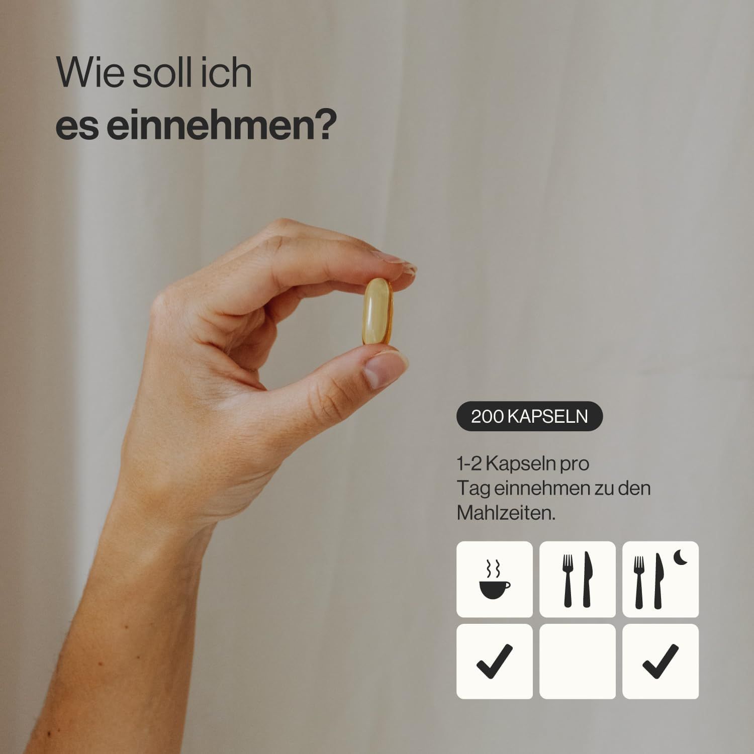 Mano che tiene una capsula gialla. Testo: 200 capsule. Assunzione: 1-2 capsule al giorno durante i pasti. Simboli: caffè, forchetta e coltello, forchetta e coltello con luna.