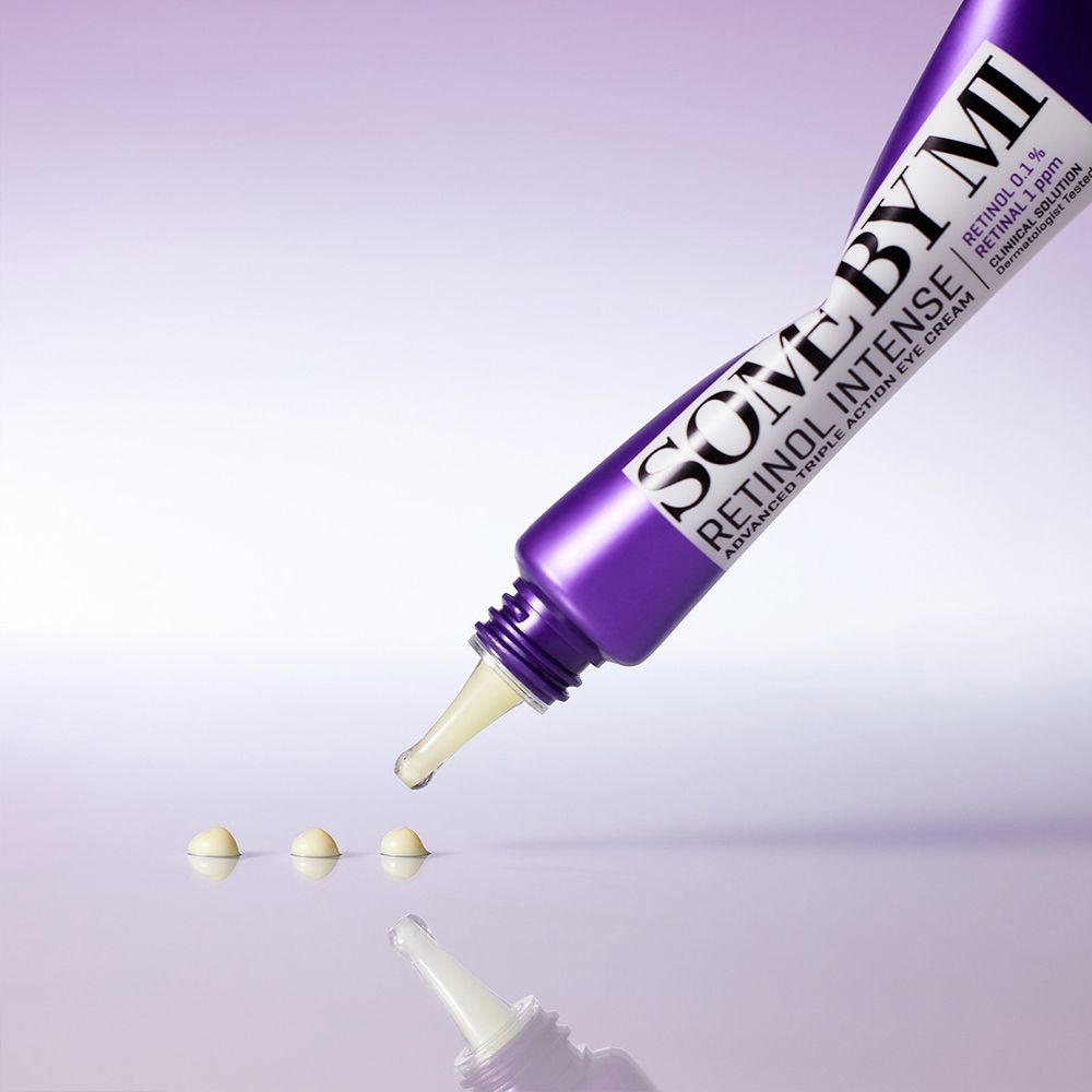 Tubetto di crema contorno occhi SOMEBYMI Retinol Intense con una goccia e tre perle di prodotto.