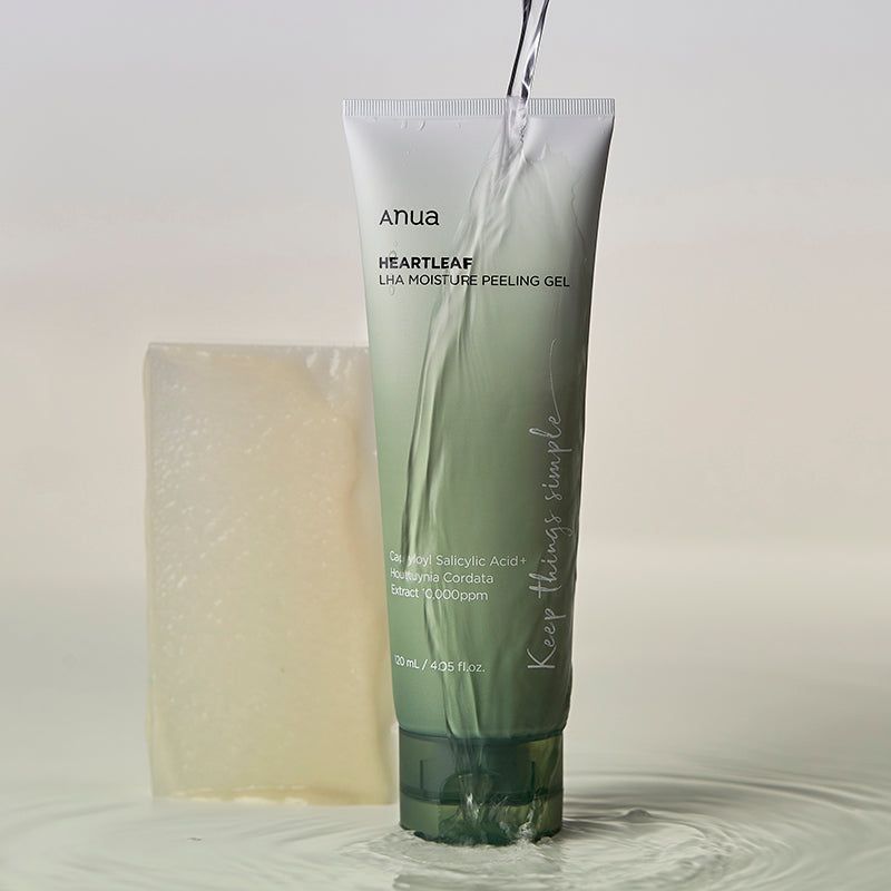 Tubo verde con acqua e cubetto di ghiaccio. Scritta: ANUA, HEARTLEAF LHA MOISTURE PEELING GEL. Testo: Keep things simple.