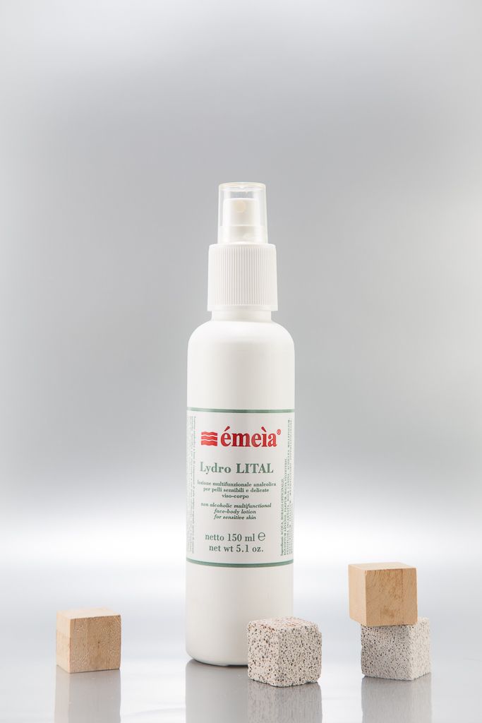 Flacone spray bianco Chémeìa Lydro-LITAL, 150 ml, con etichetta e tre piccoli cubi di legno e pietra.