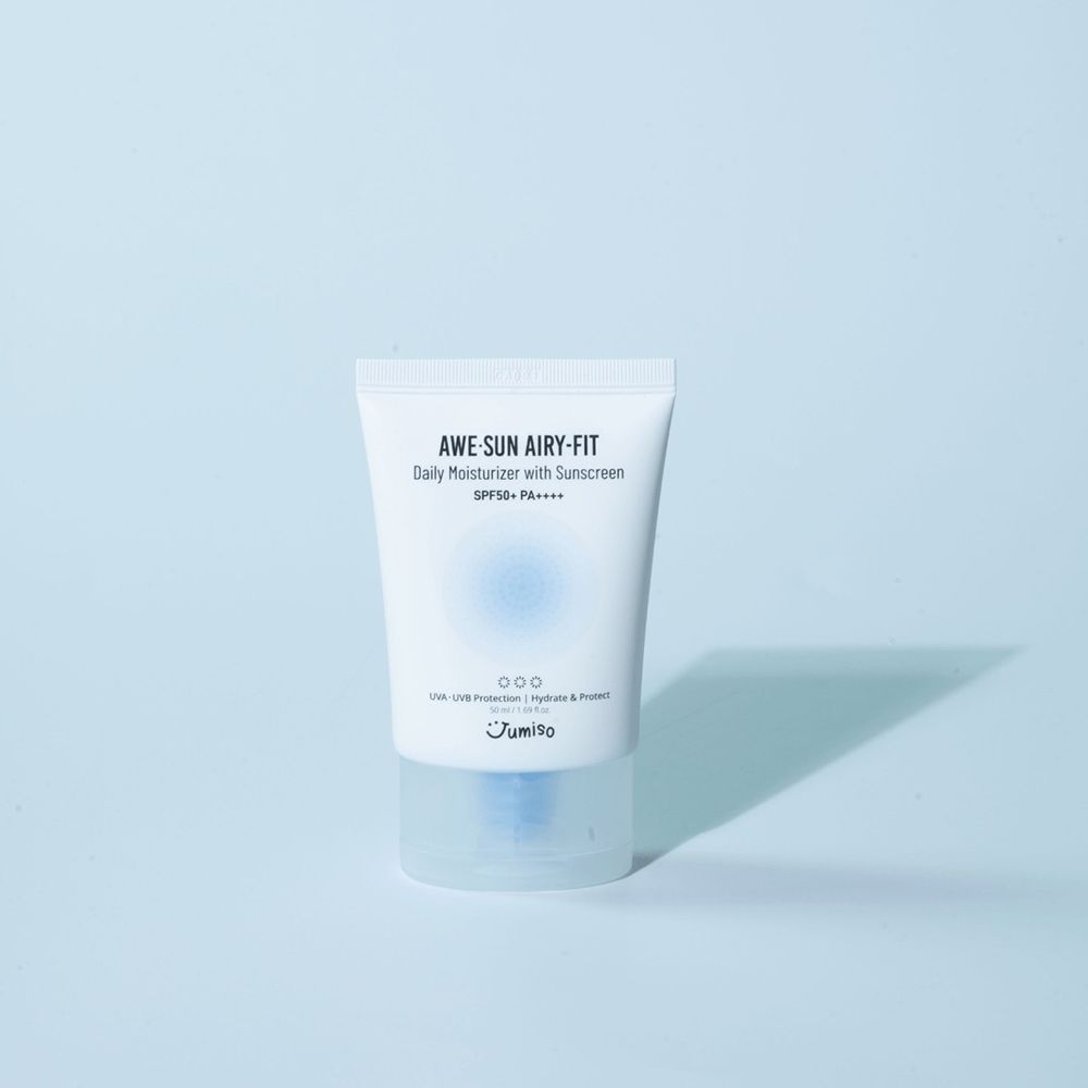 Tubo bianco con tappo blu. Scritta: AWE-SUN AIRY-FIT Daily Moisturizer with Sunscreen SPF50+ PA++++. Su sfondo blu.