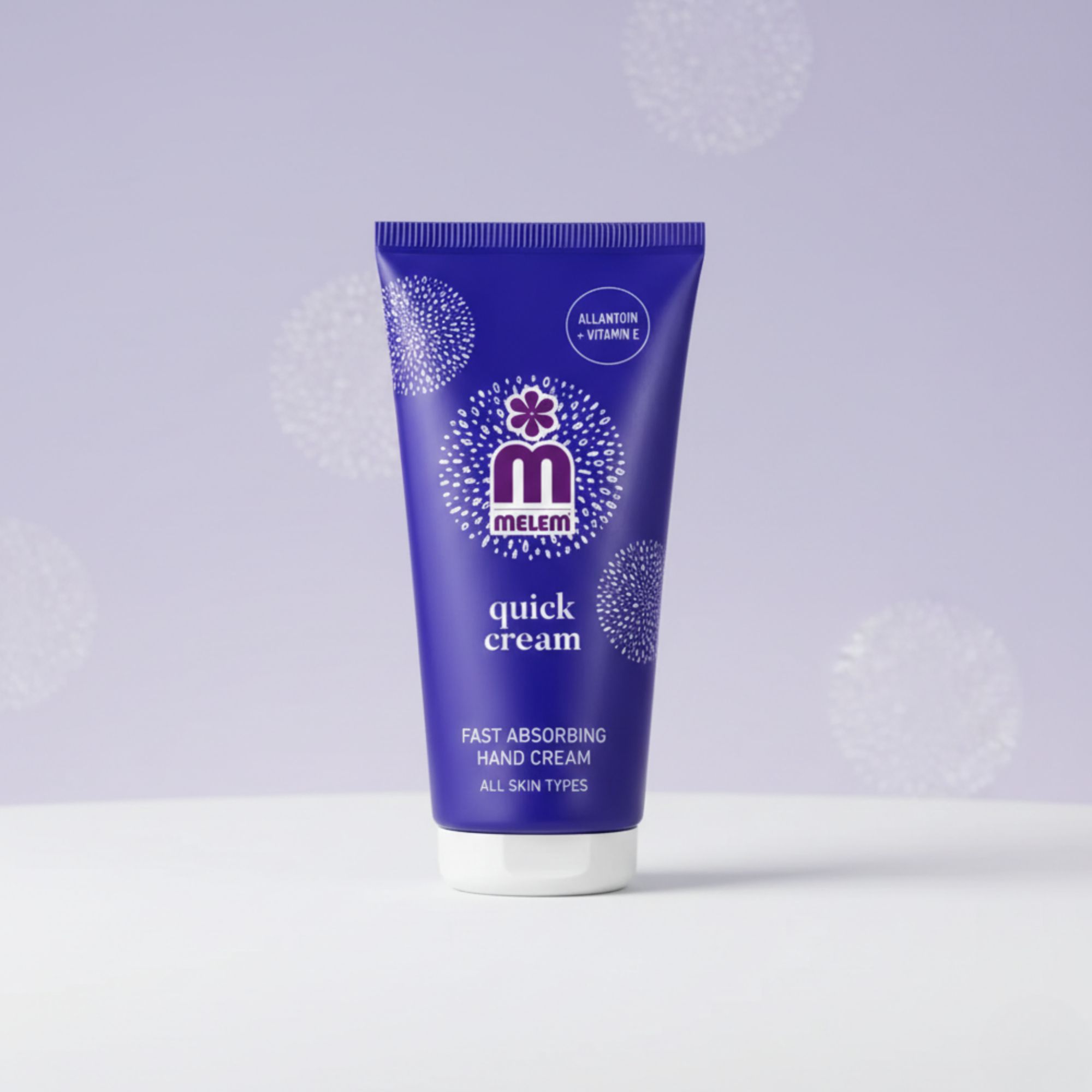 Tubo blu "melem quick cream". Testo: "Fast absorbing hand cream". Contiene Allantoina e Vitamina E. Sfondo viola con cerchi bianchi.