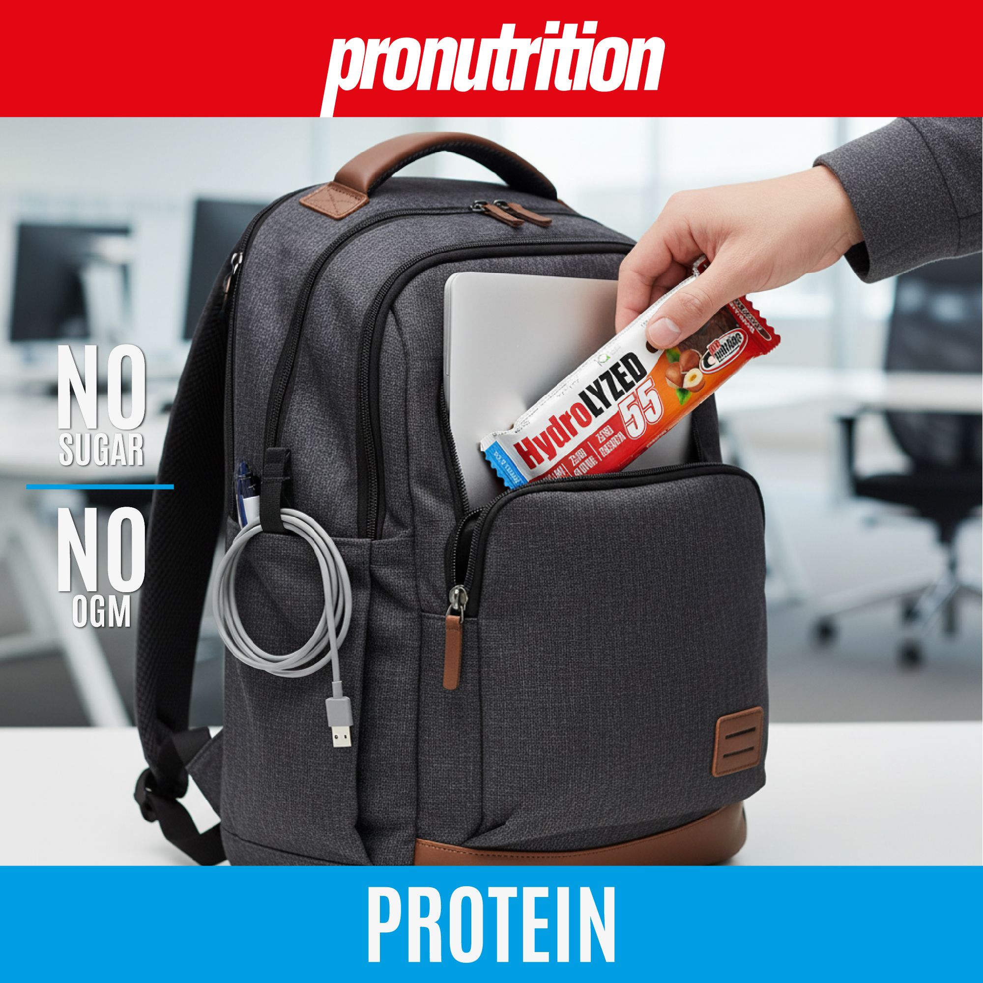 Barretta proteica inserita in uno zaino. Barretta con scritta Hydrolyzed 55. Zaino con laptop e cavo.