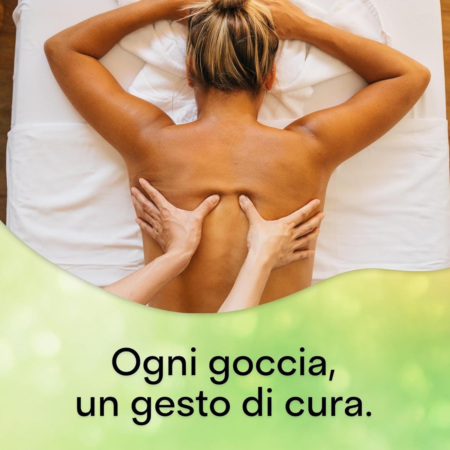 Schiena di una persona sdraiata su un lettino. Mani che massaggiano la schiena. Testo: Ogni goccia, un gesto di cura.