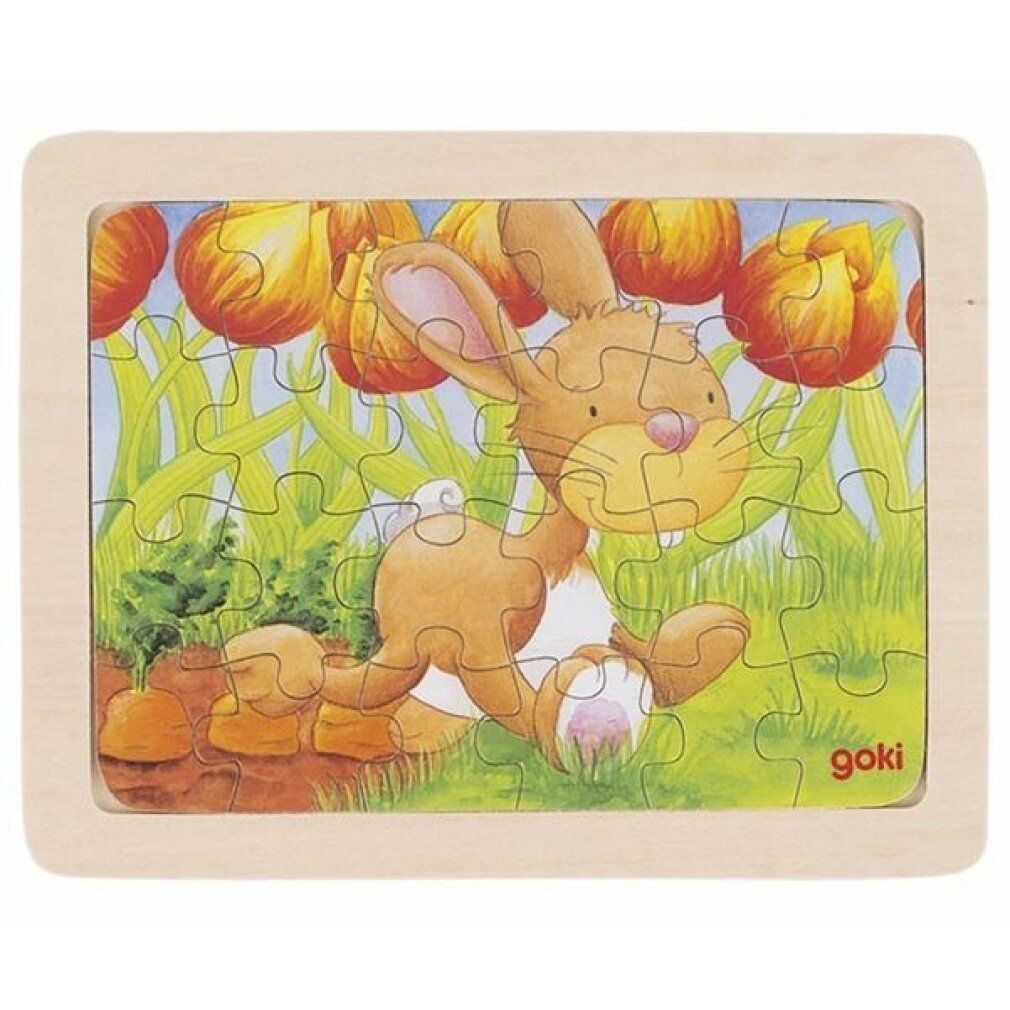 Puzzle in legno con coniglio, 15 pezzi. Il coniglio è seduto nell'erba davanti ai tulipani. Logo Goki.