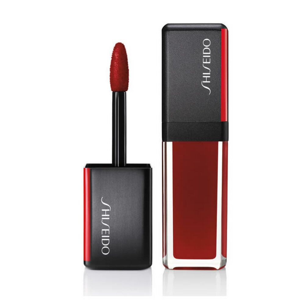 Lucidalabbra rosso con tappo nero. Applicatore visibile. Logo Shiseido sul contenitore.