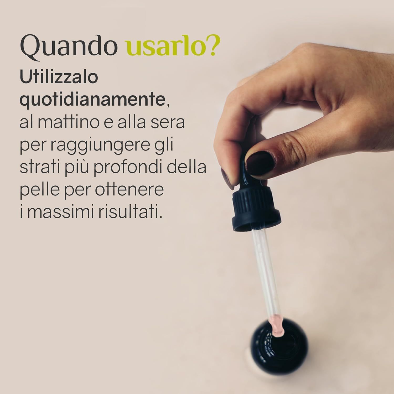 Mano che tiene un flacone di siero con pipetta. Uso: Quotidiano mattina e sera.