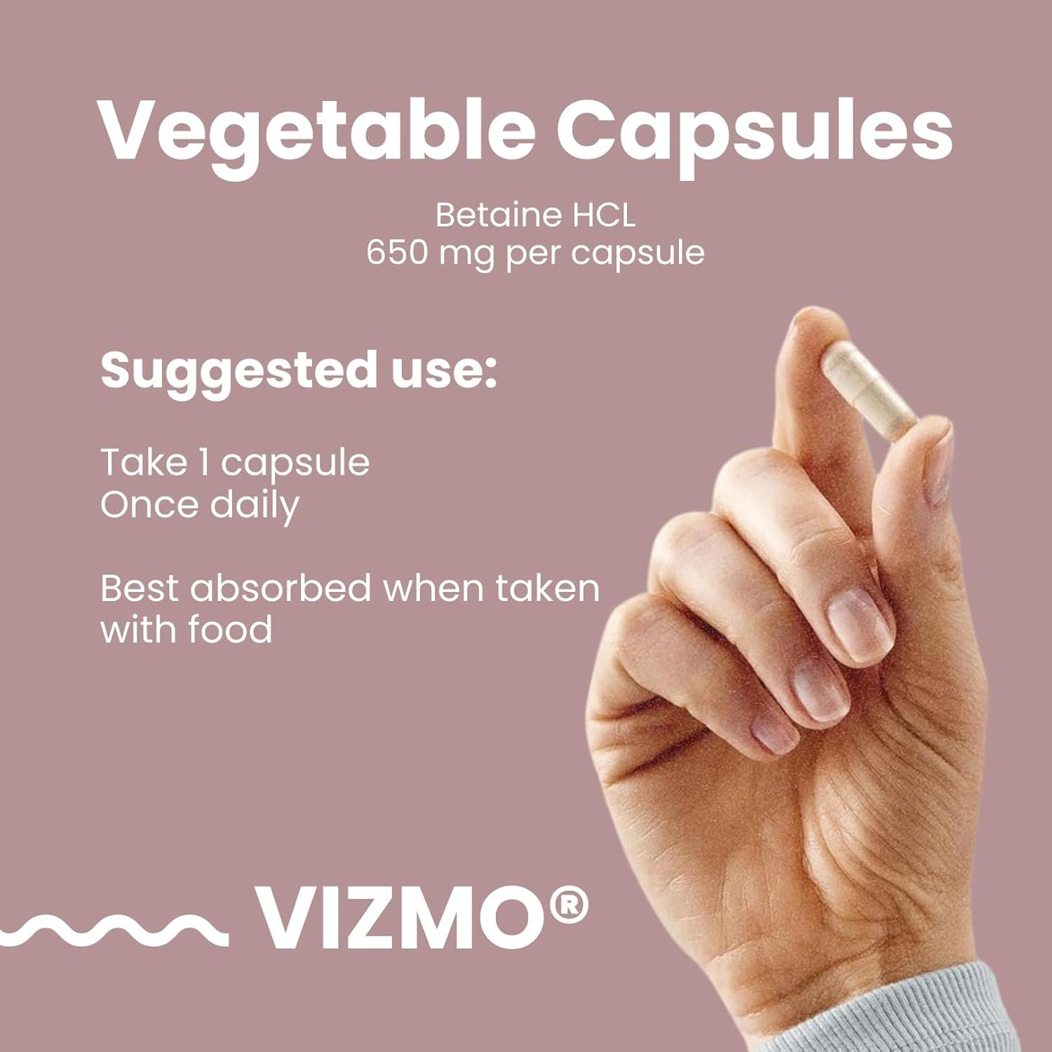 Mano che tiene una capsula. Testo: Betaina HCL, 650 mg per capsula. Assunzione: 1 capsula al giorno con cibo.