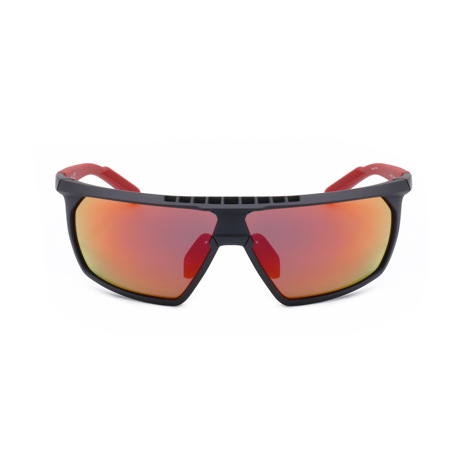 Occhiali da sole sportivi con montatura nera, aste rosse, lenti rosse a specchio.