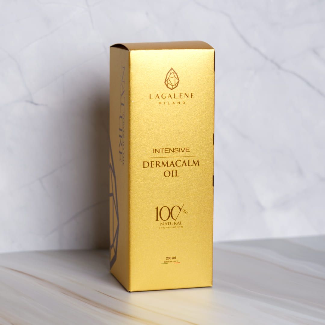 Confezione dorata. Scritta: Intensive DermaCalm Oil, 100% Natural. Logo Lagalene Milano. Vista laterale.