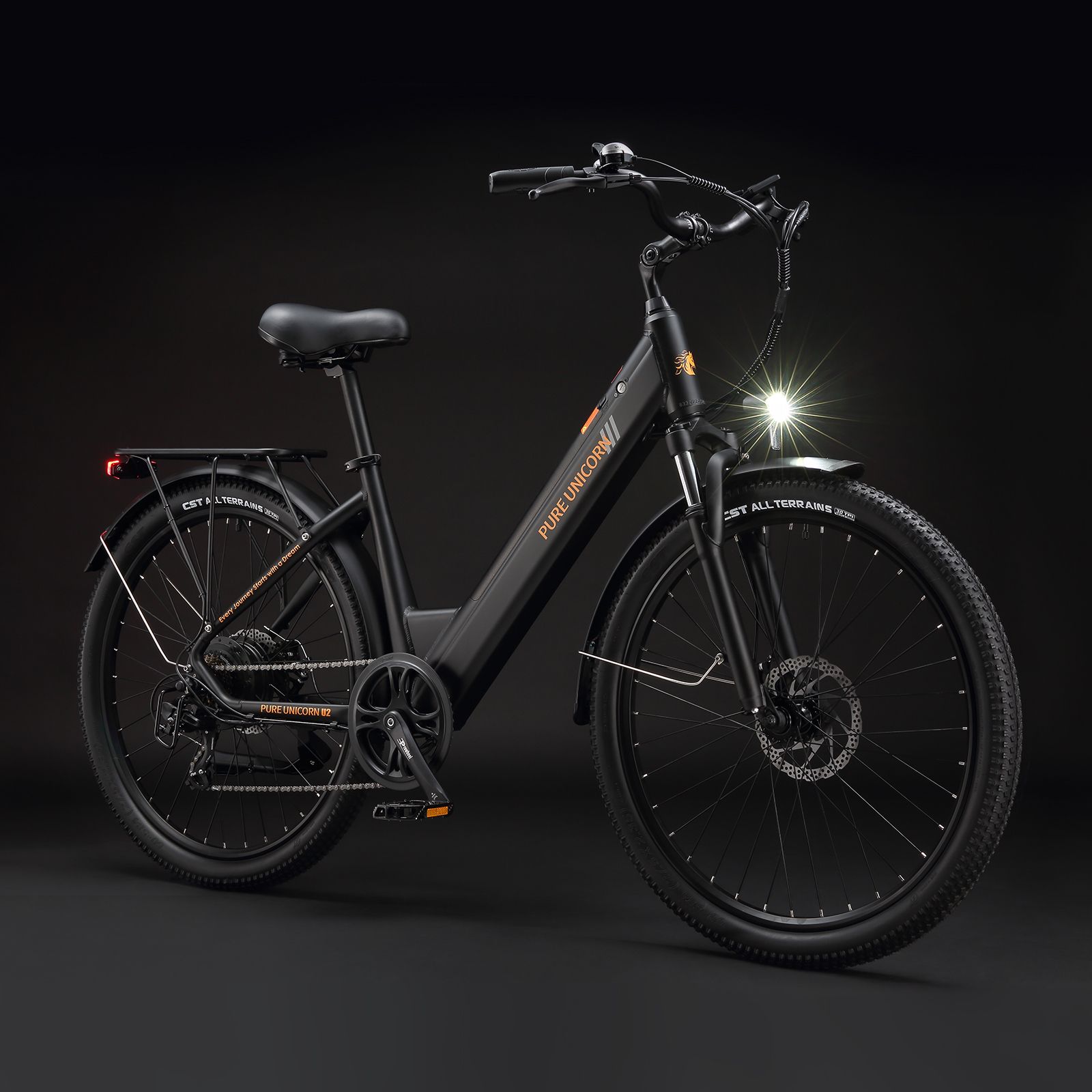 E-bike nera PURE UNICORN. Faro acceso. Portapacchi e parafanghi.