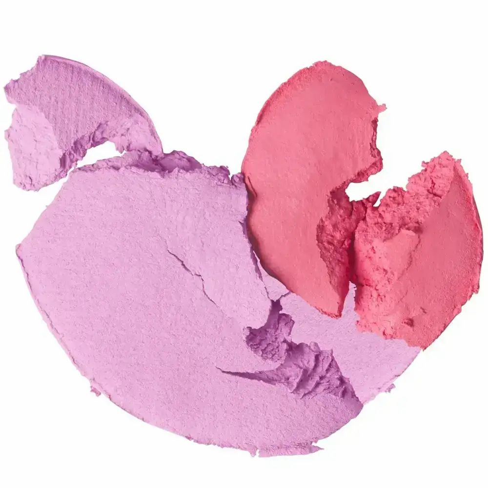 Due colori di fard, rosa e viola, in pezzi rotti. Sfondo bianco.