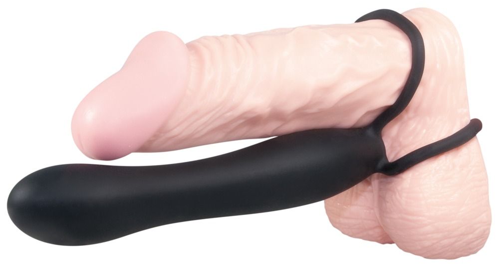 Prodotto in silicone nero, fissato al pene. Anello attorno al pene.