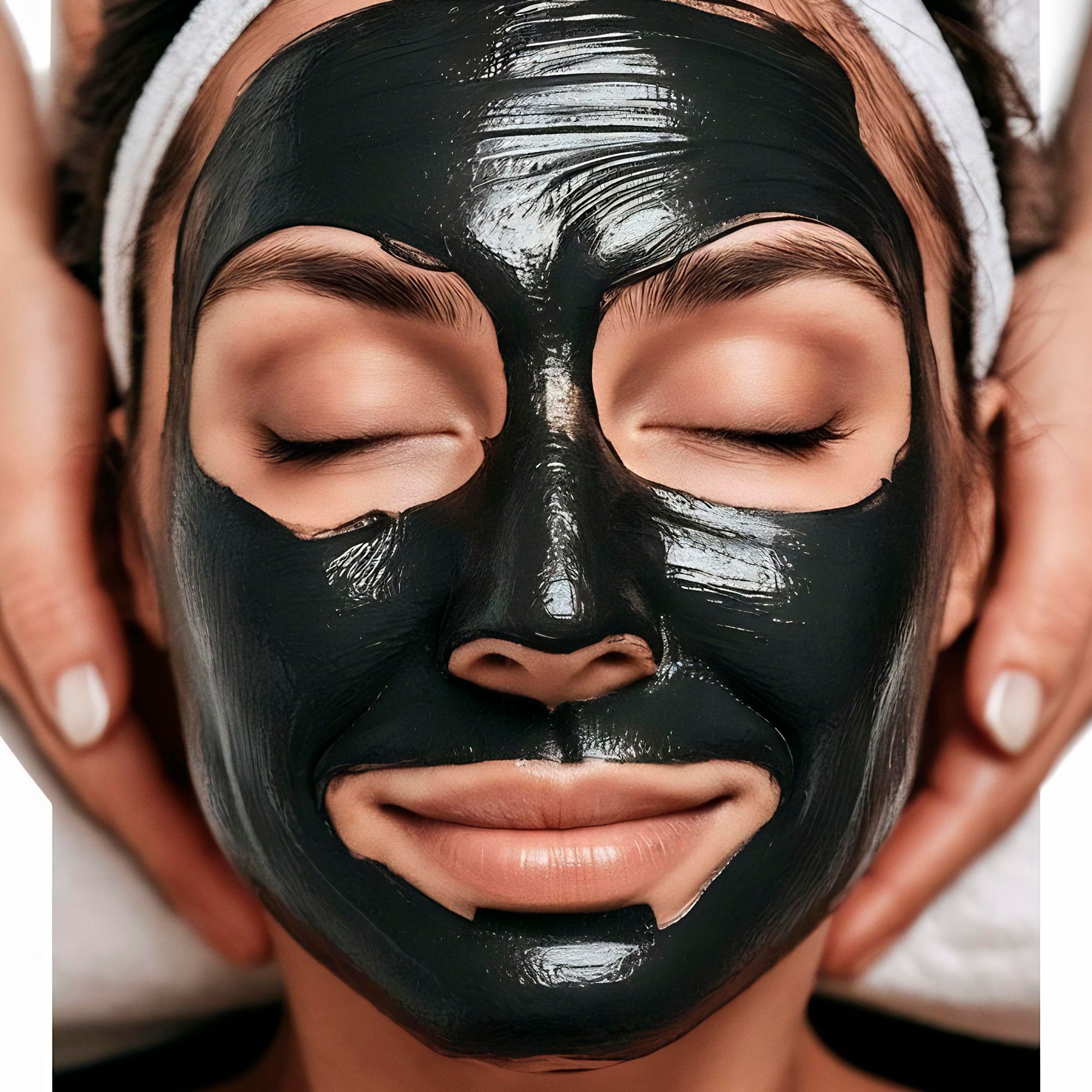 Viso di donna con maschera peel-off nera. Mani che tengono delicatamente il viso.