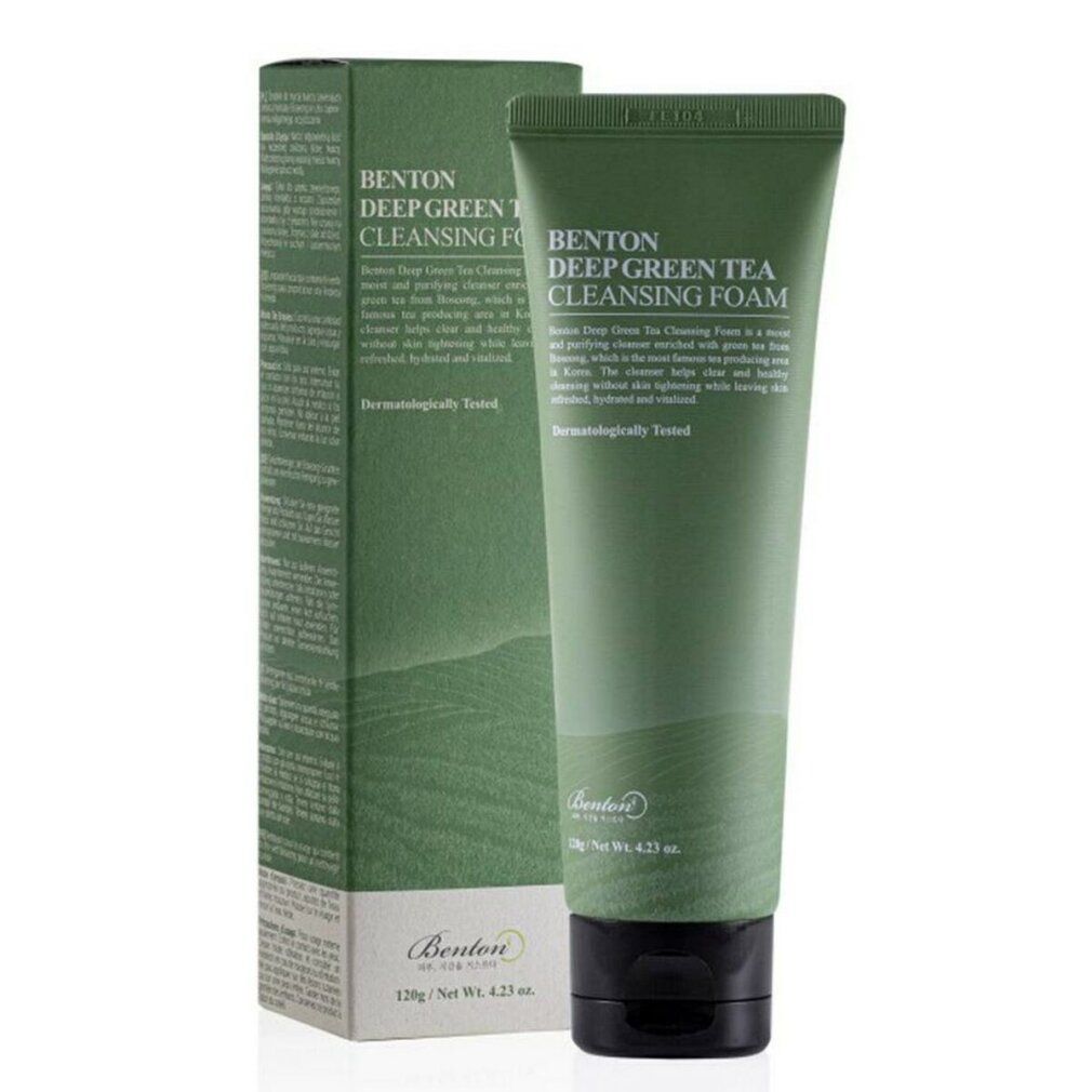 Tubo e confezione in cartone di Benton Deep Green Tea Cleansing Foam. Entrambi verdi con testo.