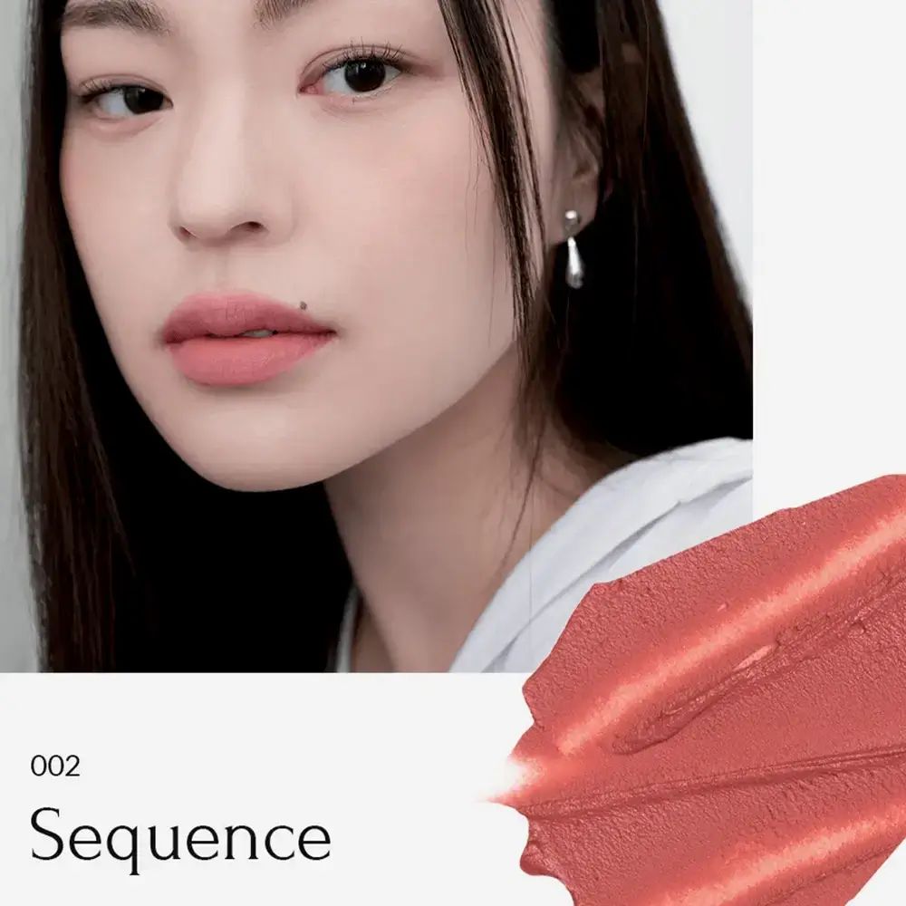 Tinta labbra 002 Sequence sulle labbra e come campione. Testo: 002 Sequence. Donna con rossetto. Pelle chiara.