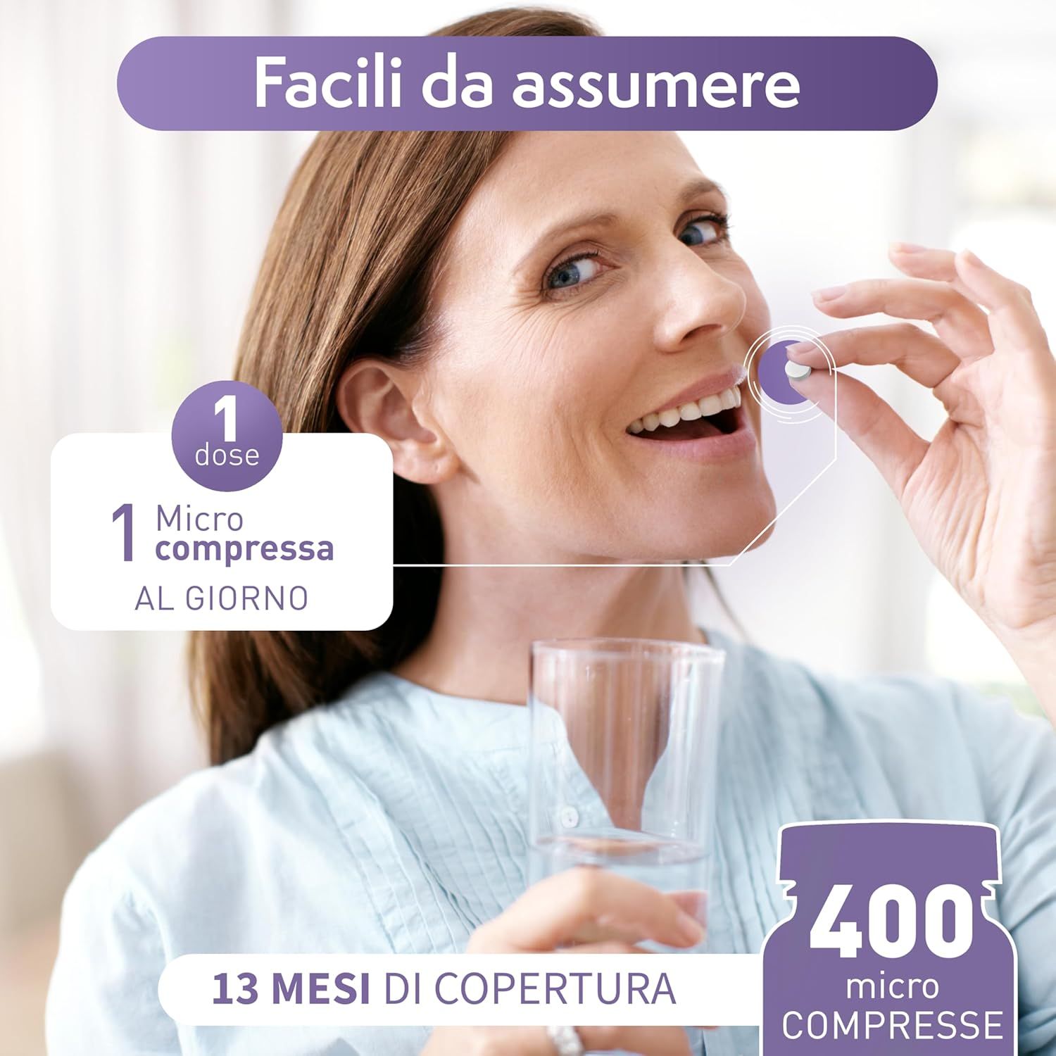 Donna prende una compressa. Bicchiere d'acqua. Testo: 1 compressa al giorno, 400 compresse, 13 mesi.