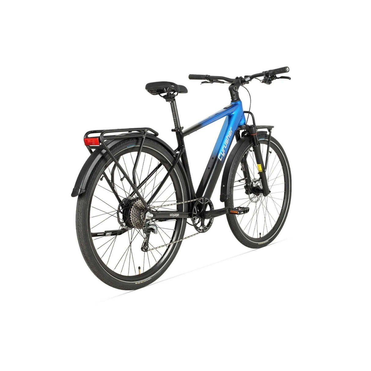 Vista posteriore della e-bike. Telaio nero, portapacchi, fanale posteriore rosso e freni a disco visibili.