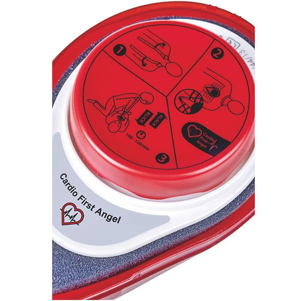 Cardio First Angel. Pulsante rosso con istruzioni, cornice bianca, schiuma grigia. Testo: Cardio First Angel. Primo piano.