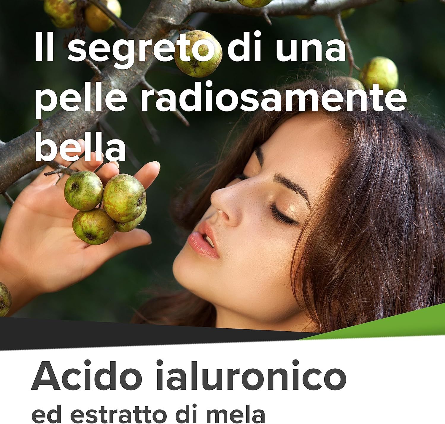 Donna con mele. Testo: Il segreto di una pelle radiosamente bella. Acido ialuronico ed estratto di mela.